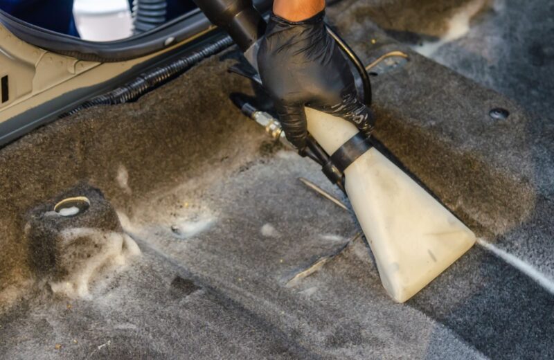 Extraction nozzle lifting dirt from car carpet